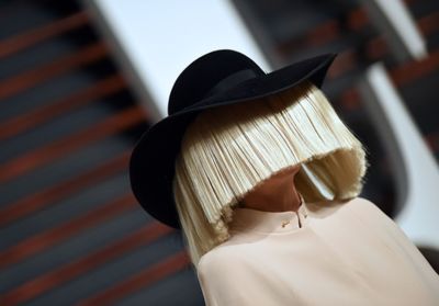 La chanteuse Sia devient grand-mère à l'âge de 44 ans