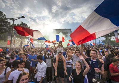 La folie sur les Champs-Elysées : les Français célèbrent les champions du monde !