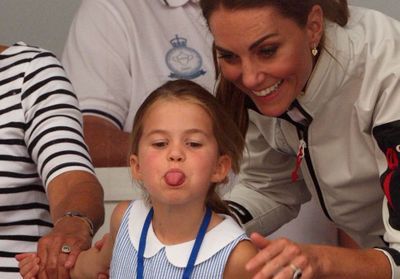 La Princesse Charlotte tire la langue aux photographes et fait craquer le monde entier