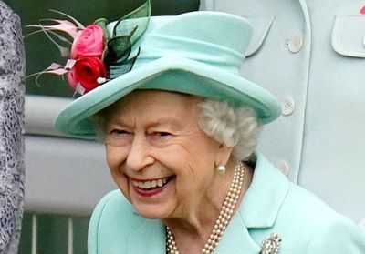La reine Elisabeth II fait un geste en direction de Meghan Markle et du prince Harry