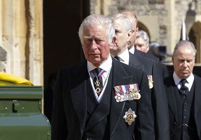 Le prince Charles et son père Philip Mounbatten, complices sur une photo inédite