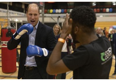 Le prince William montre ses talents de boxeur
