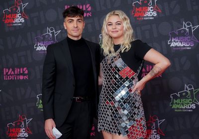 Louane et son compagnon, Florian Rossi, foulent leur premier tapis rouge ensemble