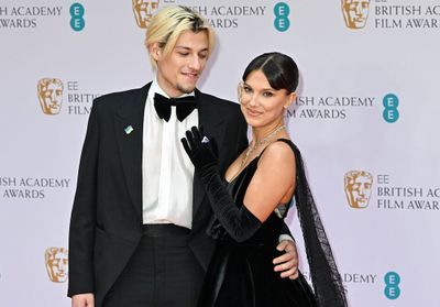 Millie Bobby Brown, amoureuse, officialise avec Jake Bongiovi sur le tapis rouge des BAFTA 2022