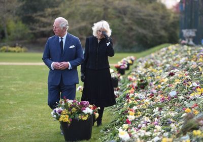 Mort du prince Philip : l'émotion de Charles et Camilla en découvrant les hommages du peuple