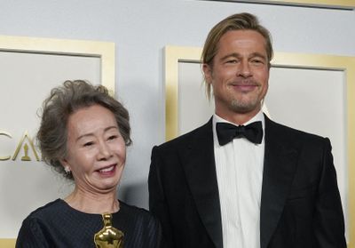 Oscars 2021 : Youn Yuh-jung tombe sous le charme de Brad Pitt
