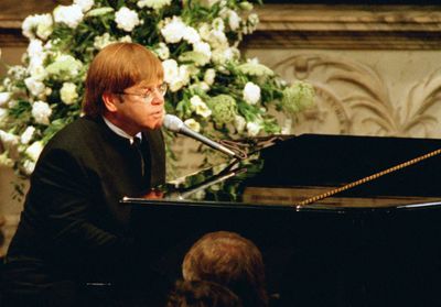 Pourquoi Buckingham Palace ne voulait pas qu'Elton John chante aux funérailles de Diana