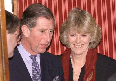 Prince Charles et Camilla : leur supposé fils illégitime dévoile une photo troublante d’Elisabeth II