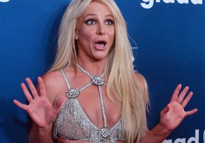 "Oops" : quand Britney Spears publie sans le savoir une œuvre urbaine parisienne... qui insulte Anne Hidalgo ! Rediff 
 https://www.closermag.fr/people/hidalgo-degage-britney-spears-insulte-sans-le-vouloir-anne-hidalgo-sur-twitter-876556 &helli