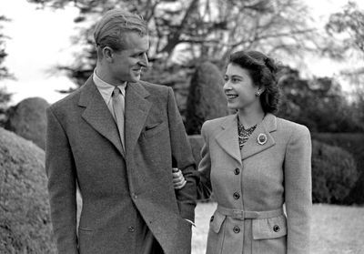 Scandale royal Elisabeth II et le prince Philip face aux rumeurs d infidelite