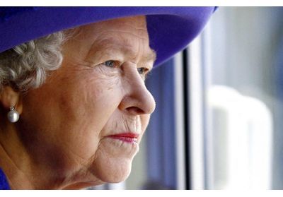 Elisabeth II : pourquoi Buckhigham pourrait retarder l'annonce de sa mort ? L'analyse de Stéphane Bern