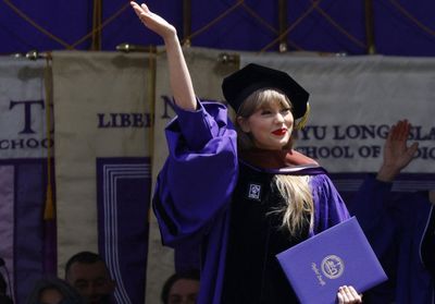 Taylor Swift à l'université de New York : son discours inspirant lors de sa remise de diplôme