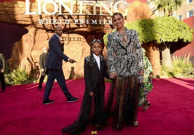 Twinning! Beyoncé Rocks Matching Sparkly Looks with Daughter Blue Ivy at The Lion King Premiere PeopleNow  https://Live.twitter.com/peoplenow pic.twitter.com/MMtZnMVxRE