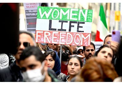 « J'ai la boule au ventre » : l'inquiétude de deux générations de femmes d'origine iranienne
