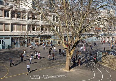 Tragédie à l'école : comment en parler avec mon enfant ?