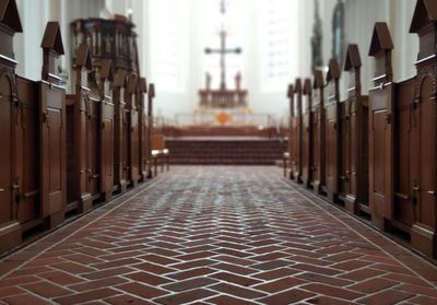 Violences sexuelles dans l’Église : comment la Commission Reconnaissance et Réparation accompagne-t-elle les victimes ? 