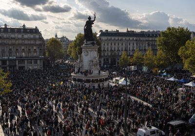 Les Français rassemblés pour rendre hommage au professeur assassiné