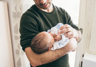 Le congé paternité, instrument de l'égalité femmes-hommes