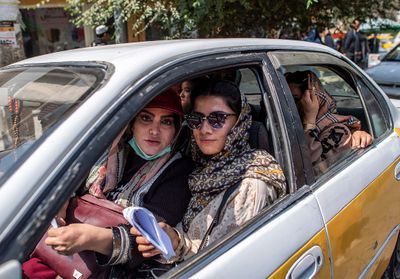 Afghanistan : les talibans interdisent les longs trajets aux femmes non-accompagnées