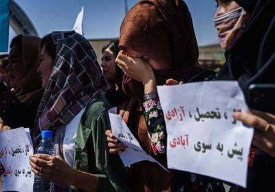 Afghanistan : une dizaine de femmes manifestent à Kaboul contre la burqa