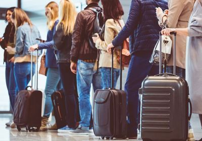 Annulations de vols, files d’attente interminables : les aéroports débordés à l’approche de l’été 