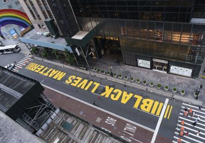 Black Lives Matter : le maire de New York fait peintre le slogan engagé devant la Trump Tower