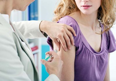 Cancer du col de l'utérus : une dose de vaccin suffisante pour les jeunes, selon l'OMS
