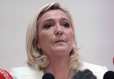 Ce que l'on sait sur l'évacuation musclée d'une manifestante lors d'une conférence de presse de Marine Le Pen