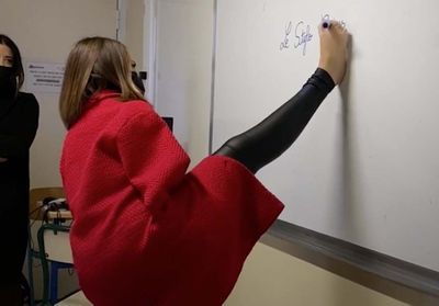 Comment Sofia, née sans bras, étudie et conduit