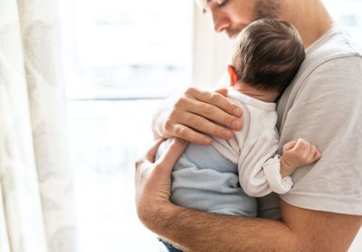 Congé paternité : pourquoi les pères s'impliquent moins ?