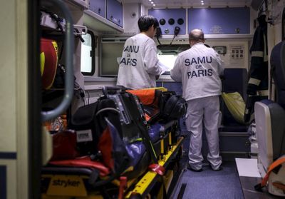 Coronavirus : confinés, les Français applaudissent les soignants à leurs fenêtres