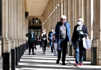 Coronavirus : Paris rend le port du masque obligatoire dans certains espaces publics