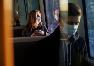 Covid-19 : la ministre de la Santé « demande » le retour du masque dans les transports