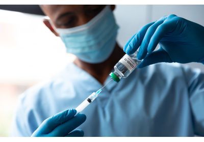 Covid-19 : le gouvernement presse à la vaccination mais reste prudent sur le masque obligatoire