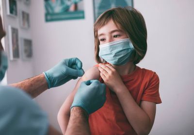 Covid-19 : Pfizer compte demander l'autorisation du rappel de vaccin chez les 5-11 ans