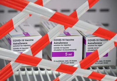 Covid-19 : pourquoi la France suspend la vaccination avec AstraZeneca ?