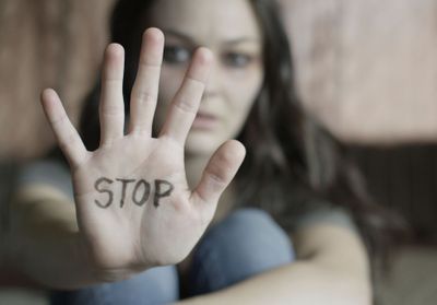 De l'isolement au manque d'aide : être victime de violences conjugales à la campagne