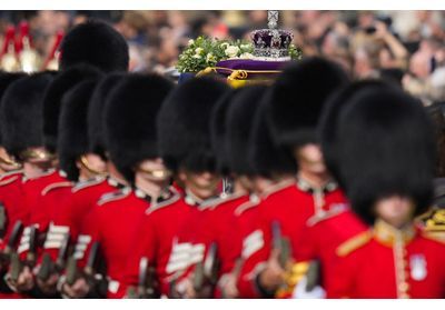 Décès d'Elisabeth II : un garde royal fait un malaise pendant la veillée à Westminster