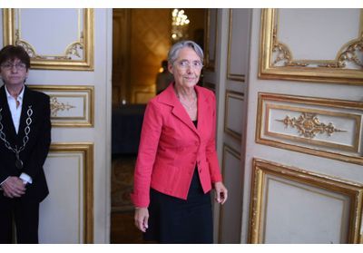 Borne a remis sa démission à Macron, qui l'a refusée « afin que le gouvernement reste à la tâche »