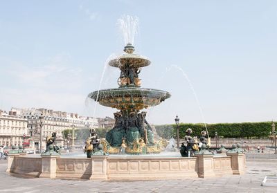 Dijon : une femme se baigne dans une fontaine pleine de billets
