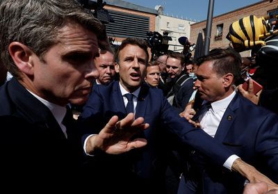 Emmanuel Macron cible d'un jet de tomates lors d'un déplacement à Cergy