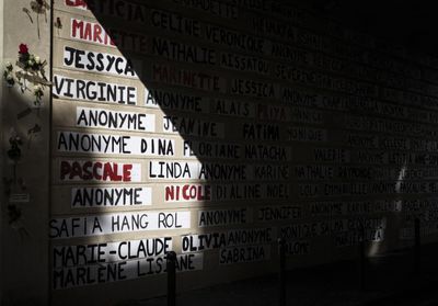 Féminicides : à Paris, les colleuses érigent un mémorial en hommage aux victimes