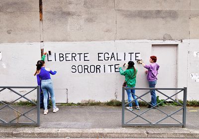 Féminicides, la riposte citoyenne : notre revue d'initiatives