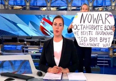 Guerre en Ukraine : la journaliste Marina Ovsiannikova appelle tous les Russes à dénoncer la guerre