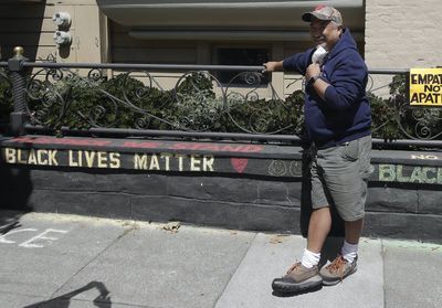 Il écrit « Black Lives Matter » sur sa maison, un couple prévient la police