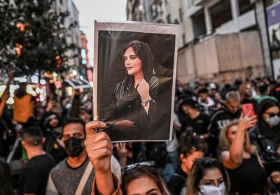 Iran : des femmes brûlent leur foulard lors de manifestations organisées après le décès de Mahsa Amini