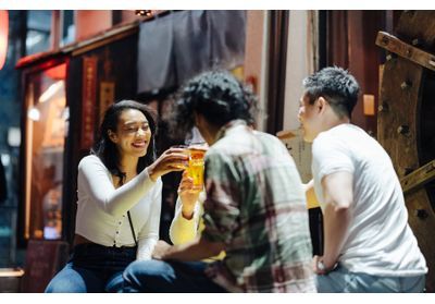 Japon : les jeunes incités à boire plus d'alcool pour booster leur économie