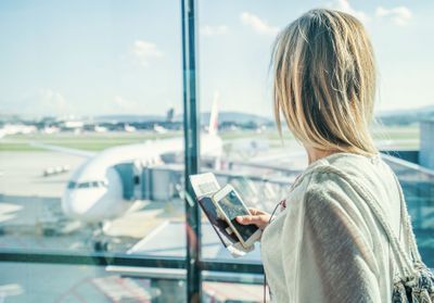 « Je me suis sentie humiliée » : à cause de son décolleté, une femme se voit refuser l'accès à son avion