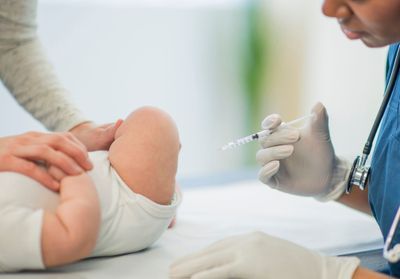 La vaccination contre le Covid ouverte aux bébés fragiles