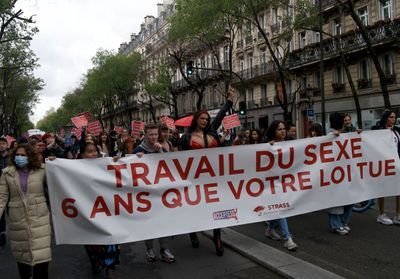 «/Le mépris de classe de Macron est dégoûtant »/: avec des travailleuses du sexe lors d'une manifestation